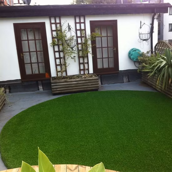 China Kunstrasenfliesen Landschaft Astroturf Putting Green Fake Grass Turf Teppich Synthetik Golf Tennis Fußball Sportbodenbelag Kunstrasen für den Garten